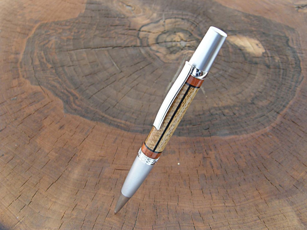 Armonia penna in legno intarsio rovere cromo